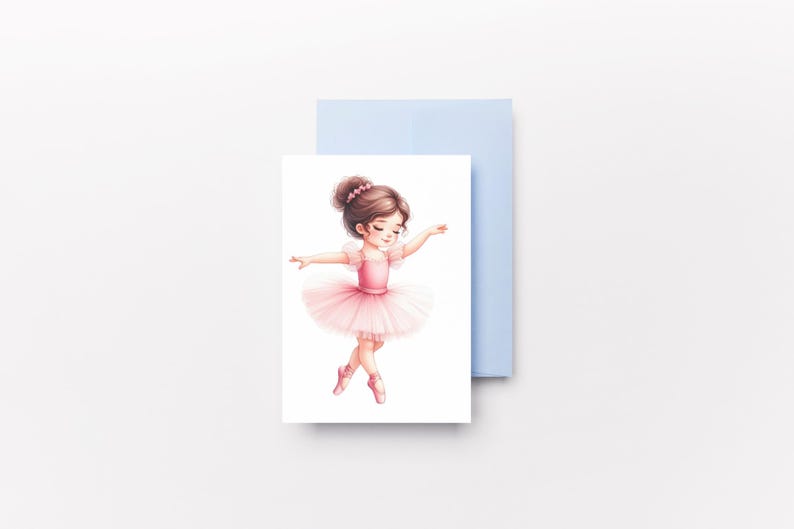 Op de afbeelding: Waterverfillustratie van een jonge ballerina in een roze tutu en spitsschoenen. De ballerina heeft bruin haar en poseert sierlijk. De illustratie staat op een witte kaart met een lichtblauwe envelop erachter.