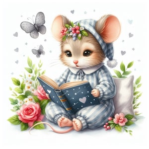Pu&ograve; includere: Un simpatico topo dei cartoni animati con un pigiama blu e bianco e una corona di fiori sta leggendo un libro blu con le stelle. Il topo &egrave; seduto su un cuscino bianco con fiori e foglie intorno.