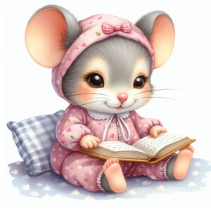 Pu&ograve; includere: Un dolce topo grigio che indossa un pigiama rosa e bianco con un fiocco sulla testa, seduto su un cuscino a quadri blu e bianchi e legge un libro.