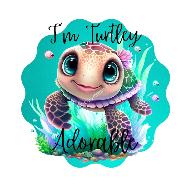 Op de afbeelding: Een cartoonillustratie van een schildpad met grote blauwe ogen en een roze mond. De schildpad is omringd door groen zeewier en de tekst "I'm Turtley Adorable" is in het zwart geschreven.