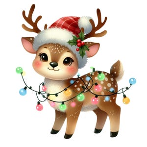 Puede incluir: Un lindo ciervo de dibujos animados con pelaje marr&oacute;n y manchas blancas, que lleva un gorro de Pap&aacute; Noel a cuadros rojos con un pomp&oacute;n blanco y acebo. El ciervo est&aacute; adornado con una guirnalda de luces navide&ntilde;as de colores.