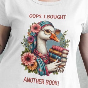 Oups… j'ai acheté un autre livre ! | Oie livresque drôle PNG | Club de lecture floral bohème rétro impertinent | Lecture esthétique sarcastique PNG