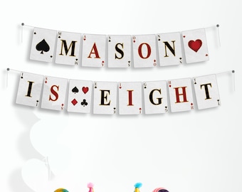 Könnte beinhalten: Eine Geburtstagsbanner mit der Aufschrift "MASON IS EIGHT" in Spielkarten-Optik. Das Bild zeigt Partyhüte, Lollis und Macarons in bunten Farben, vor einem weißen Hintergrund, ideal für eine Kindergeburtstagsparty.