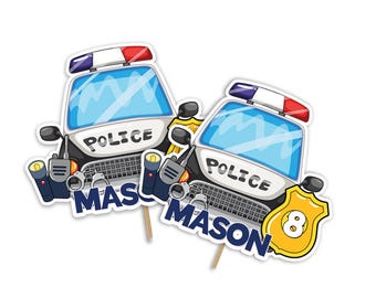 Könnte beinhalten: Zwei Polizeiauto-Ausschnitte mit dem Wort „POLICE“ auf der Vorderseite. Die Ausschnitte haben blaue und rote Lichter oben, und der Name „MASON“ ist unten aufgedruckt. Ein Ausschnitt hat ein gelbes Abzeichen mit der Nummer „8“.