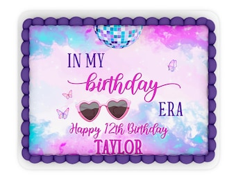 以下が含まれることがあります： 紫とピンクのケーキに、ディスコボール、蝶々、そして「In my birthday era Happy 12th Birthday Taylor」の文字が書かれています。