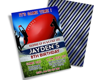 Puede incluir: Invitación de cumpleaños con temática de fútbol americano, con un balón de fútbol rojo y el texto "IT'S GAME TIME!". La invitación incluye detalles para el octavo cumpleaños de Jayden. La parte posterior tiene un patrón de rayas azules y plateadas.
