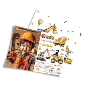 Könnte beinhalten: Geburtstagseinladung zum Thema Bau mit einem Foto eines kleinen Jungen, der einen Helm trägt und ein Spielzeug-Baufahrzeug hält. Die Einladung zeigt einen gelben Bagger, einen Kipplaster und ein Stoppschild mit dem Text "Close the Road Carson is turning 2".