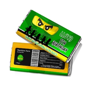 Op de afbeelding: Groene en gele chocolade reep verpakking met een cartoon ninja gezicht en de tekst "LLOYD 7TH BIRTHDAY" en "THANK YOU FOR COMING TO MY PARTY".