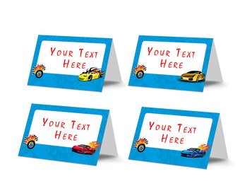 Puede incluir: Cuatro tarjetas de lugar azules y blancas con un tema de coches de carreras. Cada tarjeta tiene un coche de color diferente con llamas y el texto "YOUR TEXT HERE".