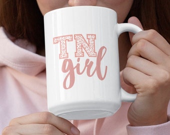 Tazza da caffè Tennessee TN Girl Cup 15 once Tennessee Mug Tazza in ceramica rosa Vols Regalo per Tennessee Fan UT Tazza da calcio per la sua tazza TN personalizzata