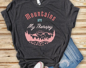 Maglietta Mountains Are My Therapy, maglietta da donna per escursioni e avventure