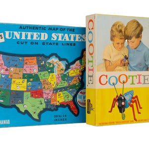 K&ouml;nnte beinhalten: Ein Milton Bradley Puzzle-Karton mit einer farbigen Landkarte der Vereinigten Staaten und ein Cootie-Spielkarton mit der Abbildung eines Insekten-Bausatzes. Der Text auf dem Kartenkarton lautet Authentic Map of the United States Cut on State Lines.
