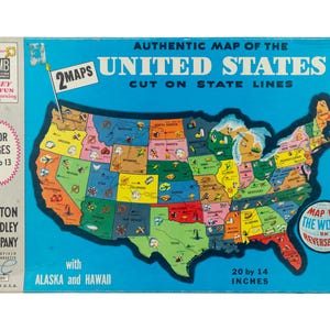 K&ouml;nnte beinhalten: Eine Vintage-Puzzle-Schachtel von Milton Bradley mit einer authentischen Karte der Vereinigten Staaten, die entlang der Staatsgrenzen geschnitten ist. Die blaue Schachtel zeigt den Text 2 MAPS, FOR AGES 7 to 13 und misst 50,8 mal 35,56 cm.