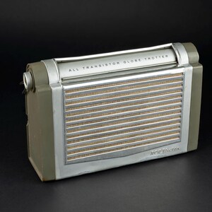 Vintage - RCA Victor All Transistor Globe Trotter Radio