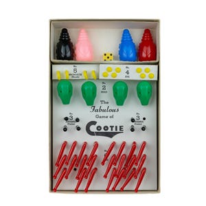 K&ouml;nnte beinhalten: Das Brettspiel The Fabulous Game of Cootie in einer Schachtel mit Kunststoffteilen, darunter vier farbige K&ouml;rper, gr&uuml;ne K&ouml;pfe, rote Beine, schwarze F&uuml;hler, gelbe Augen und ein gelber W&uuml;rfel, die in einem wei&szlig;en Kartoneinsatz sortiert sind.