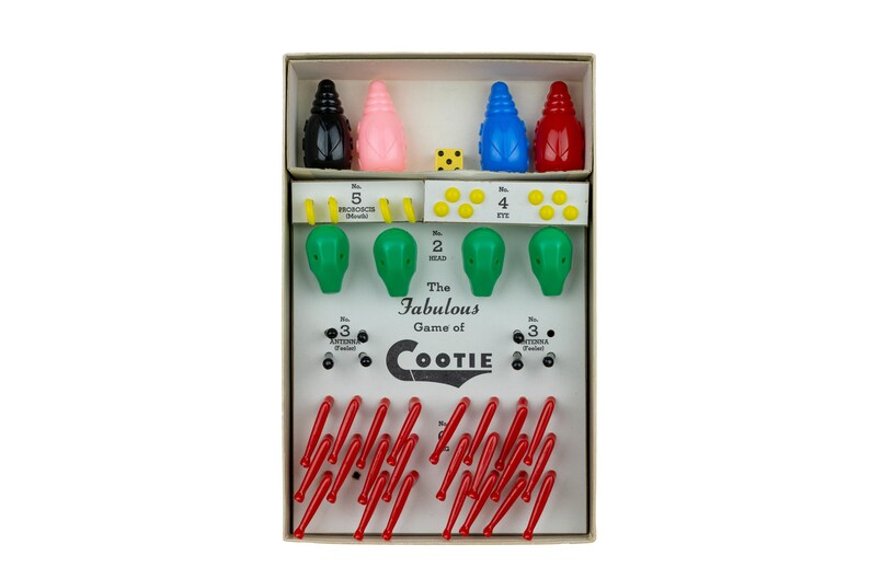 K&ouml;nnte beinhalten: Das Brettspiel The Fabulous Game of Cootie in einer Schachtel mit Kunststoffteilen, darunter vier farbige K&ouml;rper, gr&uuml;ne K&ouml;pfe, rote Beine, schwarze F&uuml;hler, gelbe Augen und ein gelber W&uuml;rfel, die in einem wei&szlig;en Kartoneinsatz sortiert sind.