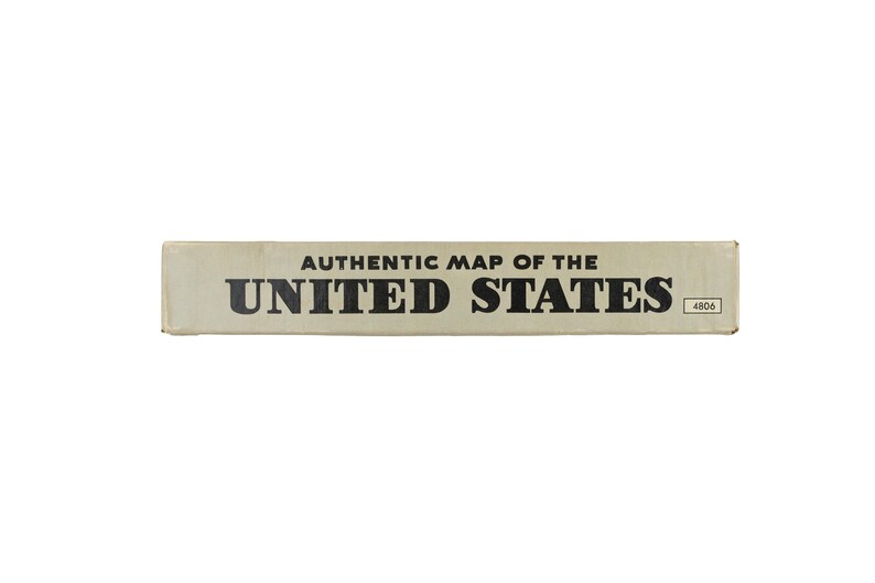 K&ouml;nnte beinhalten: Eine rechteckige, cremefarbene Seitenwand einer Schachtel mit dem schwarzen Text AUTHENTIC MAP OF THE UNITED STATES in einer fetten serifenlosen Schrift. Die Nummer 4806 ist in einem kleinen schwarz umrandeten Feld rechts aufgedruckt.