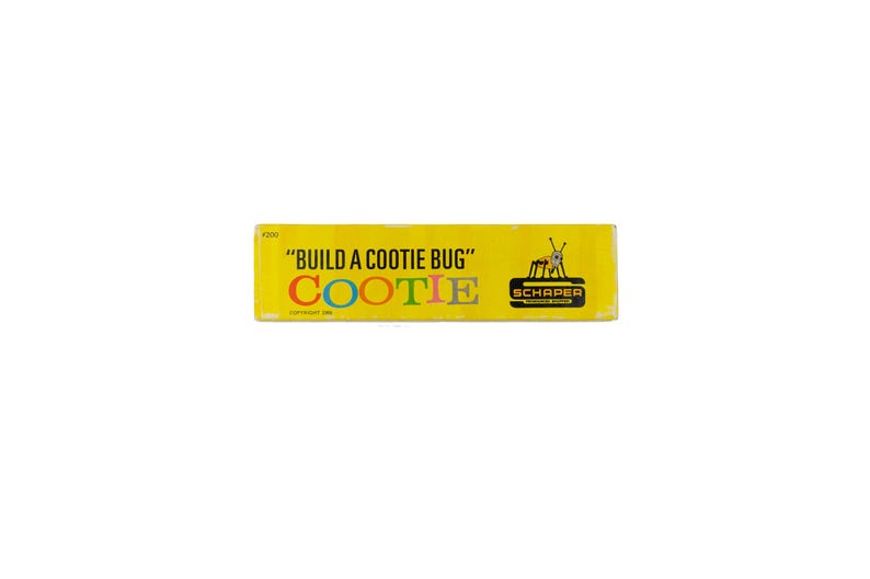 K&ouml;nnte beinhalten: Ein rechteckiger gelber Spielkarton f&uuml;r Build a Cootie Bug von Schaper. Der Text lautet Build a Cootie Bug in Schwarz, wobei das Wort Cootie in bunten Buchstaben geschrieben ist. Eine kleine schwarz-wei&szlig;e Grafik eines K&auml;fers ist neben dem Schaper-Logo.