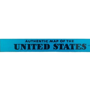 K&ouml;nnte beinhalten: Eine rechteckige Spielschachtel-Seitenwand mit hellblauem Hintergrund und schwarzem Text, der AUTHENTIC MAP OF THE UNITED STATES lautet. Links befindet sich ein wei&szlig;es Quadrat mit dem schwarzen MB Milton Bradley Logo und rechts die Nummer 4806.