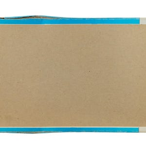 K&ouml;nnte beinhalten: Ein rechteckiger Karton mit einer schlichten, hellbraunen Oberfl&auml;che. Die Kanten des Kartons sind mit einem leuchtend blauen Rand versehen, der an den Ecken kleine wei&szlig;e Akzente aufweist. Das Kartonmaterial wirkt glatt und einheitlich.