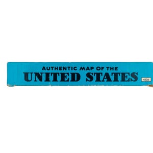 K&ouml;nnte beinhalten: Eine rechteckige blaue Kartonseitenwand mit dem schwarzen Text AUTHENTIC MAP OF THE UNITED STATES in einer fetten serifenlosen Schrift. Ein kleines wei&szlig;es Quadrat auf der rechten Seite enth&auml;lt die schwarze Zahl 4806. Kanten leicht abgenutzt.
