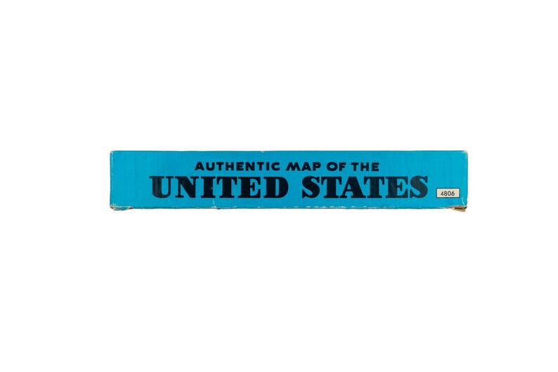 K&ouml;nnte beinhalten: Eine rechteckige blaue Kartonseitenwand mit dem schwarzen Text AUTHENTIC MAP OF THE UNITED STATES in einer fetten serifenlosen Schrift. Ein kleines wei&szlig;es Quadrat auf der rechten Seite enth&auml;lt die schwarze Zahl 4806. Kanten leicht abgenutzt.