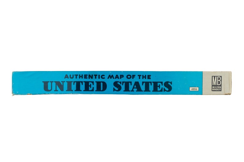 K&ouml;nnte beinhalten: Eine rechteckige, blaue Spielschachtelseite mit dem schwarzen Text AUTHENTIC MAP OF THE UNITED STATES. Auf der rechten Seite befindet sich ein wei&szlig;er Bereich mit dem schwarzen MB Milton Bradley Logo und der Nummer 4806 in einem kleinen wei&szlig;en Feld.