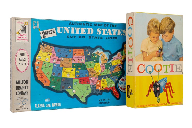 K&ouml;nnte beinhalten: Ein Milton Bradley Puzzle-Karton mit einer farbigen Landkarte der Vereinigten Staaten und ein Cootie-Spielkarton mit der Abbildung eines Insekten-Bausatzes. Der Text auf dem Kartenkarton lautet Authentic Map of the United States Cut on State Lines.