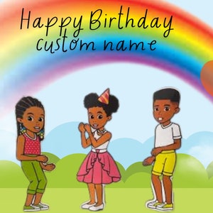 Op de afbeelding: Een verjaardagskaart met een regenboog en ballonnen. De kaart zegt "Happy Birthday custom name". Drie kinderen staan voor de regenboog. Het meisje in het midden draagt een roze jurk en een feestmuts. Het meisje links draagt een groen shirt en een groene broek. De jongen rechts draagt een wit shirt en een gele korte broek.