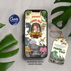 Könnte beinhalten: Eine digitale Einladung zu einer Dinosaurier-Geburtstagsparty. Die Einladung zeigt ein Cartoon-Bild eines Dinosauriers mit dem Text "Jackson's Three-Rex Dinosaur Party" und einem Platzhalter für ein Foto. Die Einladung enthält auch Details zur Party, wie Datum, Uhrzeit und Ort. Ein separates Dankeschön-Etikett zeigt einen Cartoon-Dinosaurier mit dem Text "Ich hatte eine dino-mite Zeit auf meiner Three-Rex-Party und habe es geliebt, mit dir zu feiern - du bist total roarsome! Danke!"