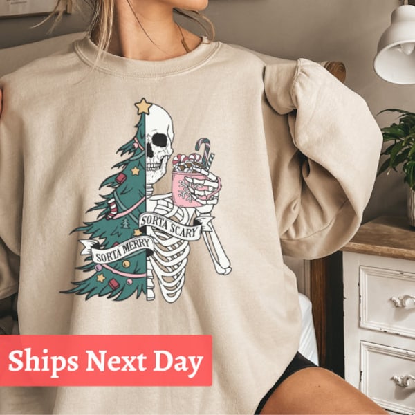 Sorta Merry Sorta Scary Crewneck, Felpa natalizia divertente, Maglione stagionale spettrale carino, Felpa scheletro natalizia personalizzata