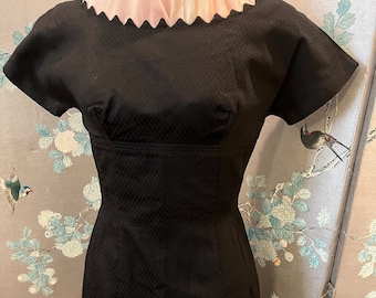 1960er Kleid, Baumwolle, schwarz, mit einem spitzen Ausschnitt