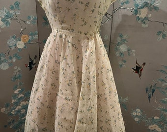 1950 Vintage, gelb geblümtes Organza Kleid mit gezacktem Ausschnitt und Ärmeln.