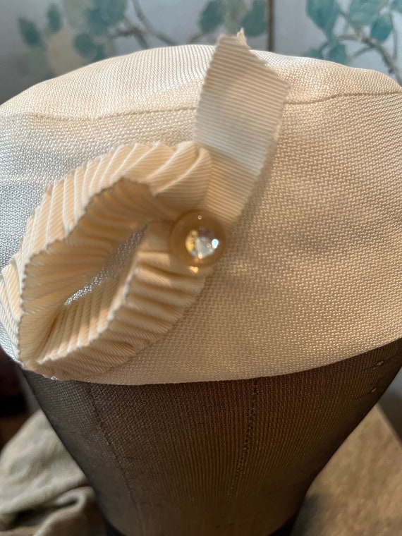 1960 pill box hat, white, linen like fabric - image 1