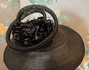 1940 Fascinator, schwarzes fein geflochtenes Stroh, Krone mit Schleifen verziert.