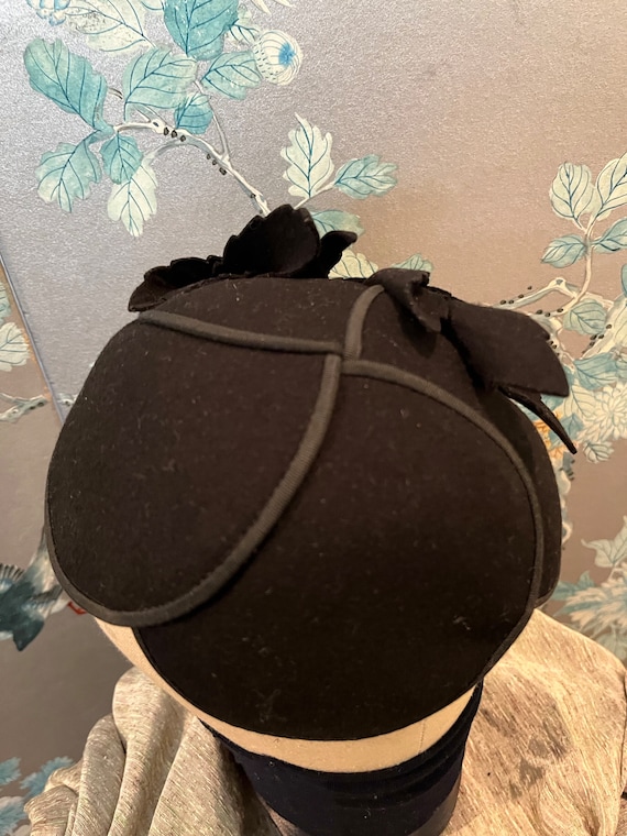 1950 velour felt trimmed in silk ribbon; circular sha… - Gem
