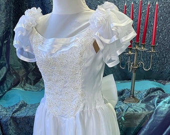Brautkleid im Stil der 80er Jahre, weißer Organza mit Satinoberteil, bedeckt mit Pailletten, Spitze und Perlen