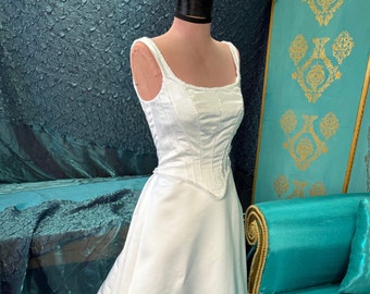 Abito da sposa 2000, raso pesante, strascico staccabile; perline di cristallo
