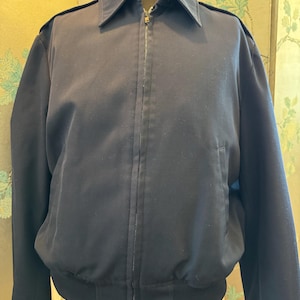 Puede incluir: Una chaqueta bomber azul oscuro con cierre de cremallera y puños y cintura de canalé.