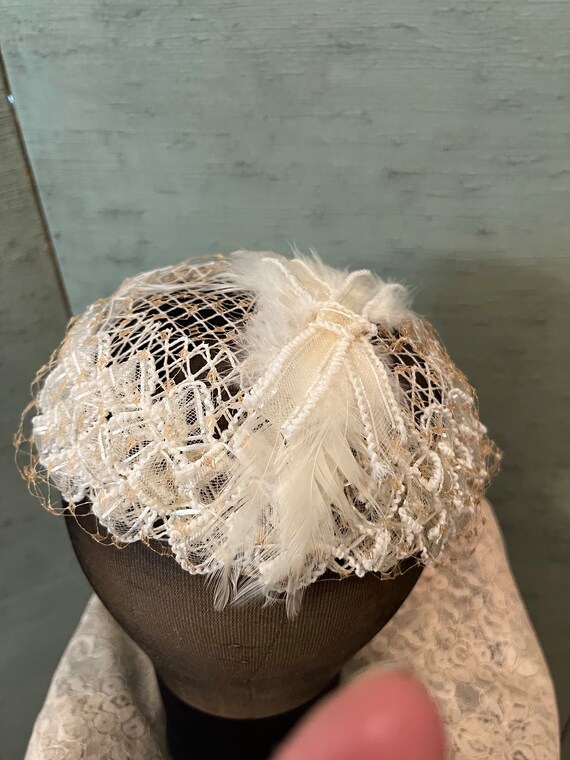 1960 Net Pillbox hat with aigrette feathers in wh… - image 4