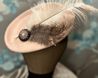 1940 Béret en feutre beige, deux plumes d'autruche maintenues par un bouton vintage