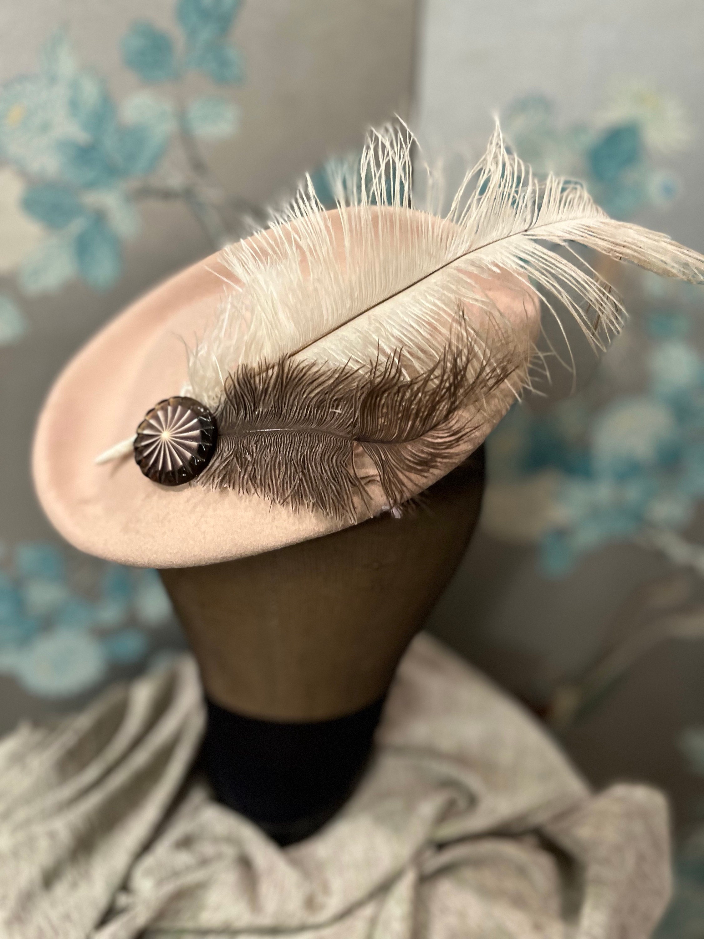 1940 Beret in Beige Felt, Two Ostrich Feathers Held With A 