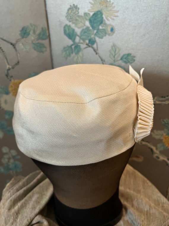 1960 pill box hat, white, linen like fabric - image 3