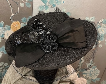 1940 vintage, fascinator hat with a wide brim in black srtaw