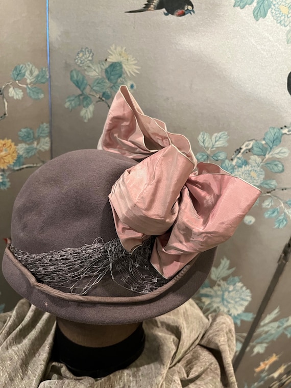1920 felt hat with large, double taffeta bows - image 1