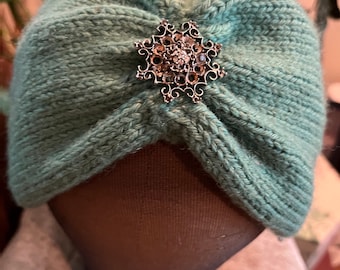40’s knit hat, green wool with antique broach