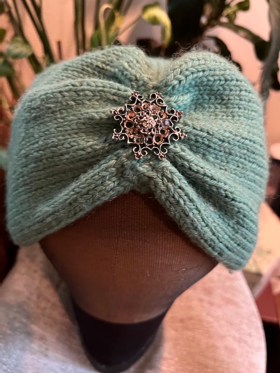 40’s knit hat, green wool with antique broach