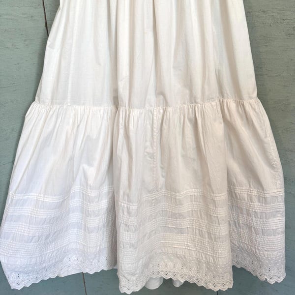 Sottoveste antica del XIX secolo in cotone bianco con volant ricamato traforato.