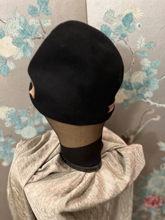 1920  vintage, black felt cloche with tan satin a… - image 3