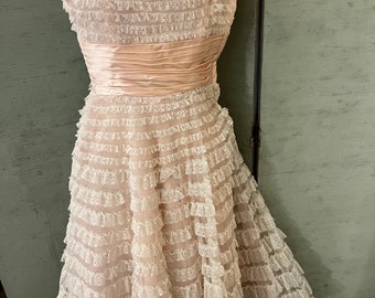 Volant in pizzo del 1950 su pinl bas4 con fascia in vita rosa
